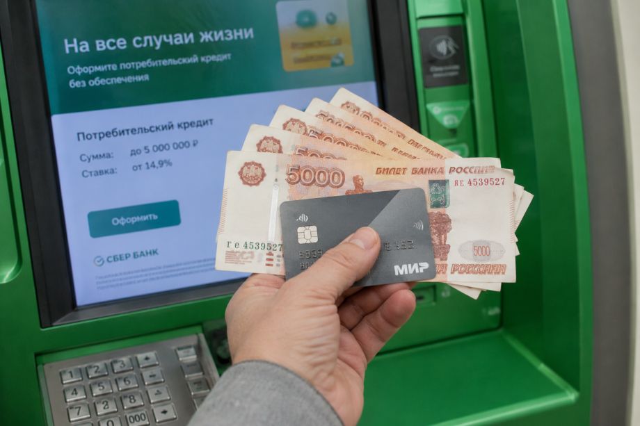 Фото: PRIMPRESS/ИИ | Россиянам зачислят по 15 000 рублей от государства в мае. Названа дата прихода денег на карту