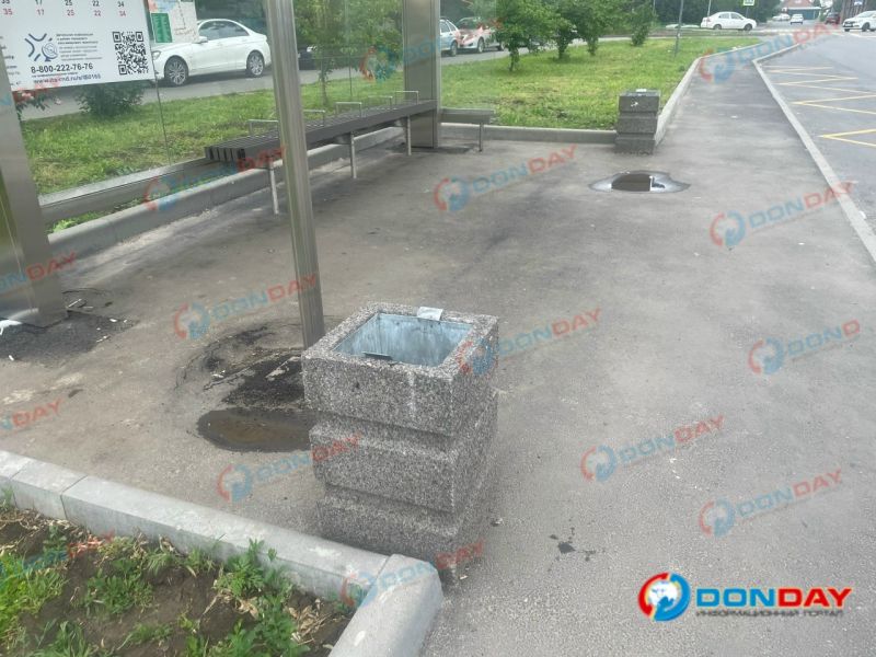 На Вертолетном поле в Ростове спустя полгода появились урны для мусора на остановках