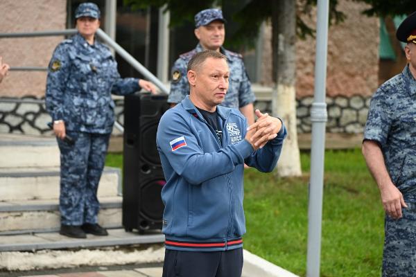 Олимпийский чемпион Евгений Подгорный провел зарядку для воспитанников Новосибирской ВК