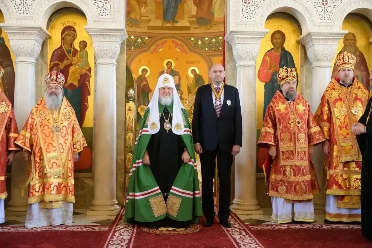 Евгений Солнцев, губернатор Оренбургской области во время награждения, фото: пресс-службы губернаторов Оренбургской и Свердловской областей 