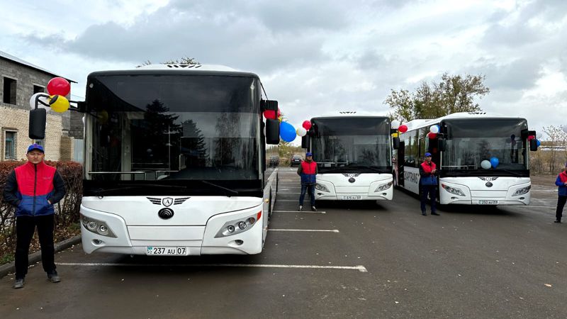 Школьный автобус. Аптека ком газель уральск. Уральск общественный транспорт. Казахстан пассажирский транспорт. Старый школьный автобус.