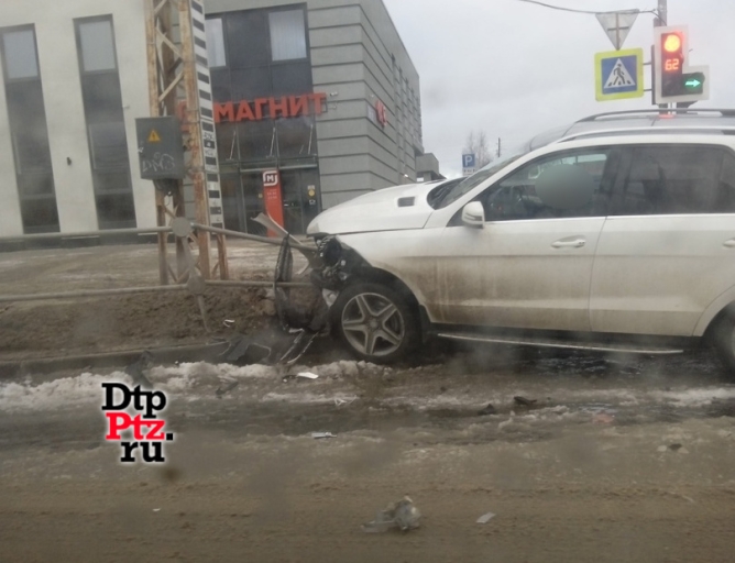 Две машины столкнулись. Авария в Петрозаводске сегодня. Авария на чапаева железноводск