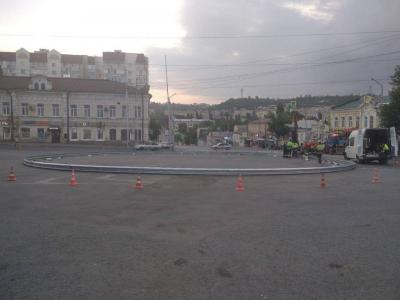 На оживленном перекрестке в центре Саратова готовятся к переходу на круговое движение