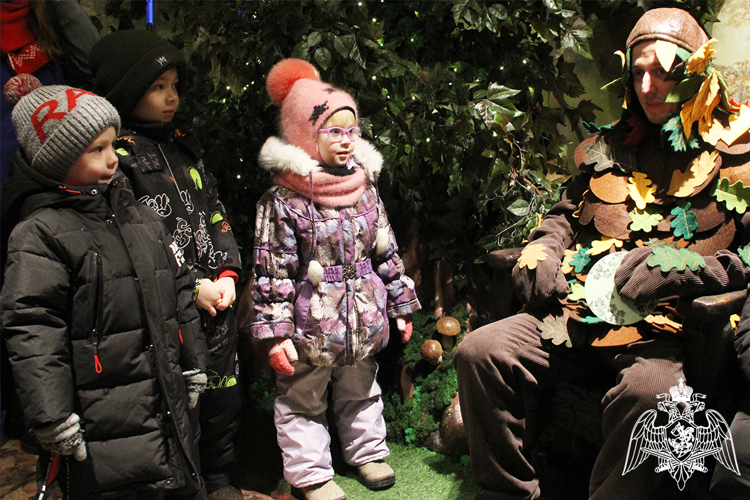 Росгвардия в Тюмени организовала сказочную встречу с Дедом Морозом для детей из семей погибших сотрудников