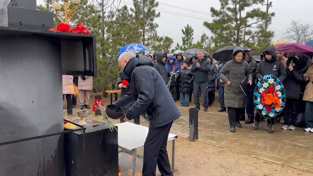 Сегодня в поселке Улан Хол Лаганского района прошел митинг, посвященный памяти жертв депортации калмыцкого народа.