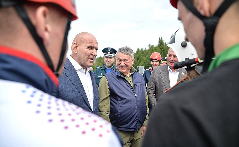 Юрий Воробьев принял участие в мероприятиях каникулярной профориентационной школы «За безопасность!», прошедших в рамках XI Форума регионов Беларуси и России на базе арктического спасательного учебно-научного центра «Вытегра»