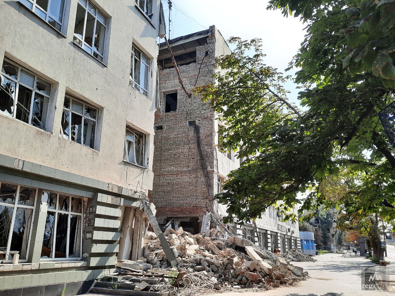 Общества мариуполя. Новый квартал в мариуполе. Мариуполь старый город. Мариупольский госуниверситет. Гуманитарная помощь детям мариуполя.