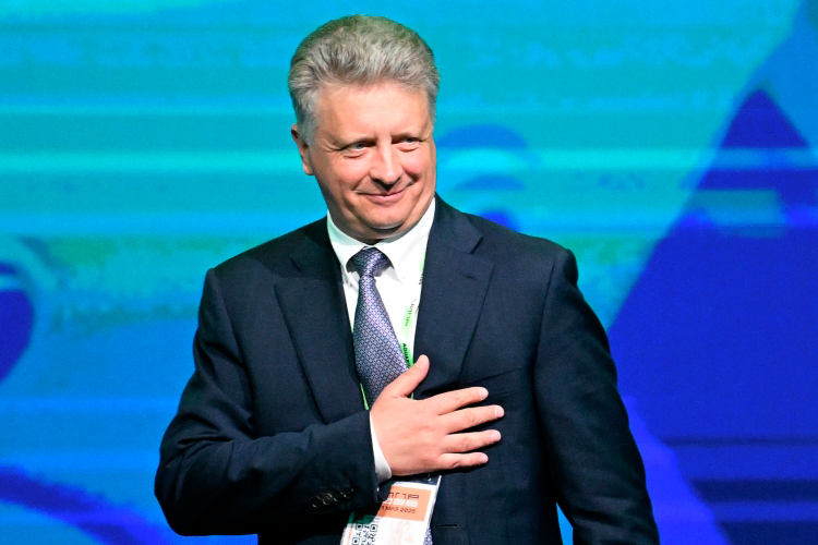 Президент АвтоВАЗа Максим Соколов напомнил, что еще в 2022 году завод «сидел на игле» зарубежных информационных систем бывшего владельца — альянса Renault – Nissan – Mitsubishi. Уже к 1 мая 2023-го предприятие полностью перешло на локальные сервисы, заменив более 200 зарубежных продуктов