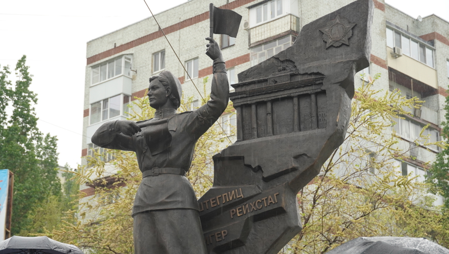 В Саратове росгвардейцы приняли участие в торжественном открытии памятника легендарной регулировщицы Марии Лиманской