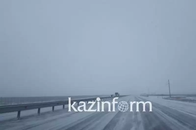 Движение ограничили на участках автодорог в двух областях Казахстана