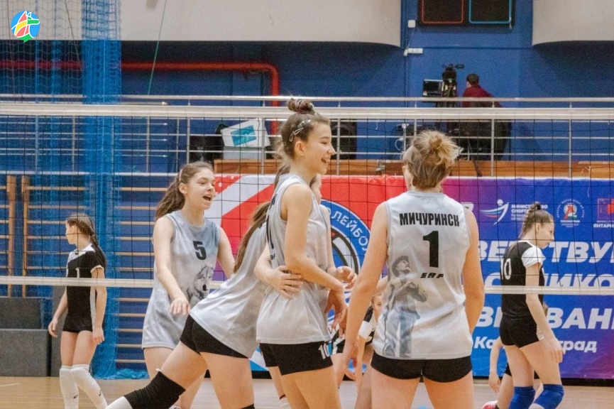 Волейболистки в гольфах