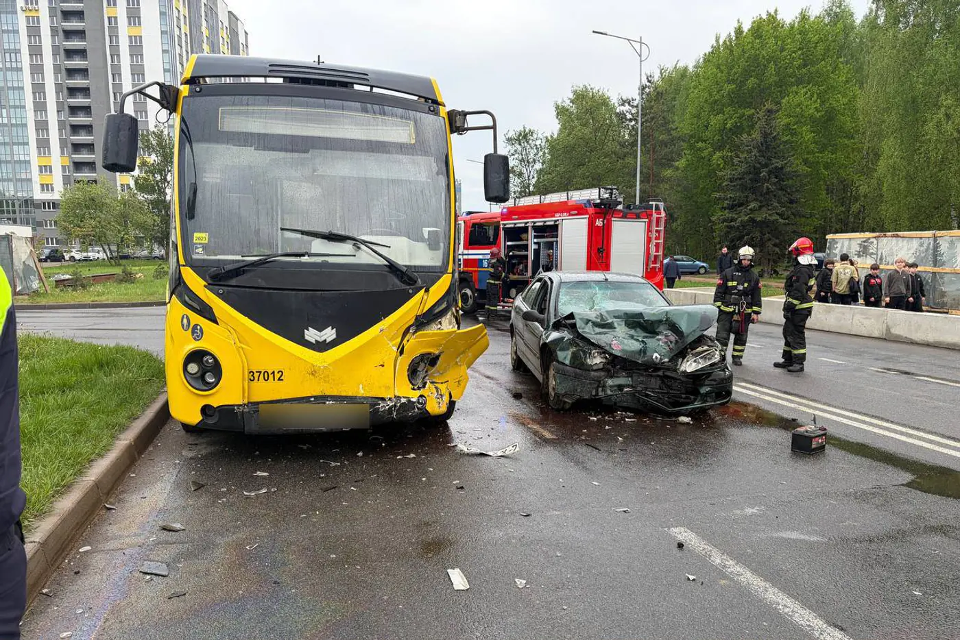 Renault врезался во встречный электробус в Минске – четверо пострадавших