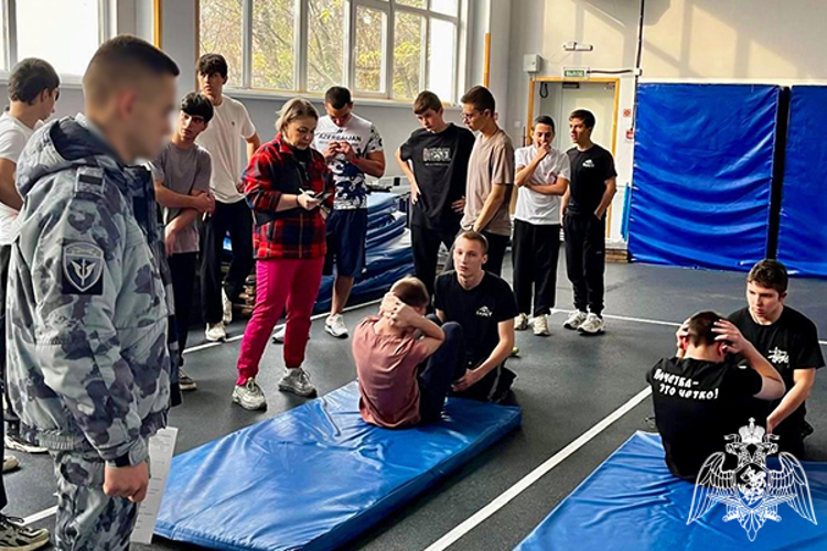 Под руководством сотрудника Росгвардии юнармейцы успешно сдали юнармейский норматив в Пятигорске