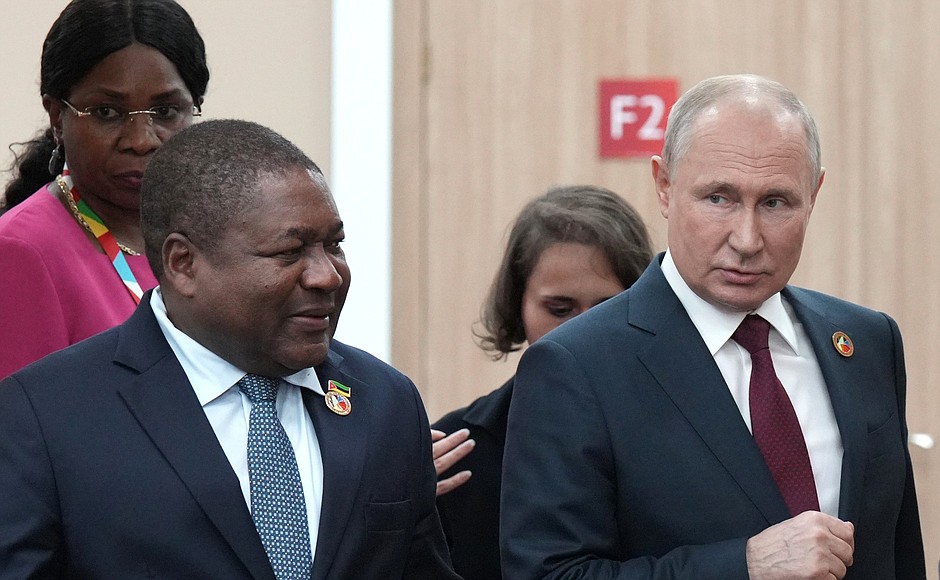 Перед началом встречи с Президентом Мозамбика Филипе Жасинту Ньюси (слева).