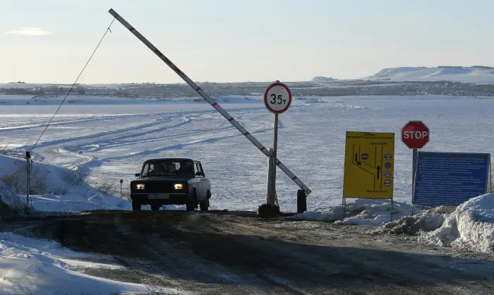 Первую ледовую переправу открыли в Омской области. Фото. © РИА Новости. Илья Наймушин