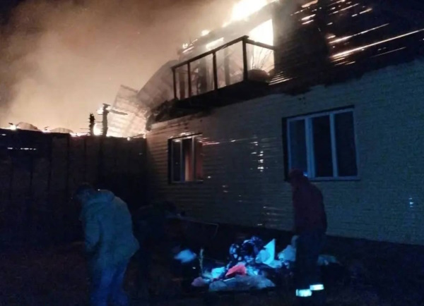 В Бурятии вспыхнул двухэтажный дом