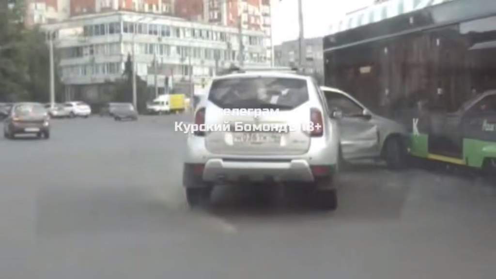 В центре Курска в столкновении 2-х автомобилей пострадал трамвай