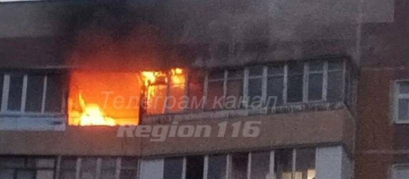В Казани произошел пожар в многоэтажном доме - жильцов эвакуируют