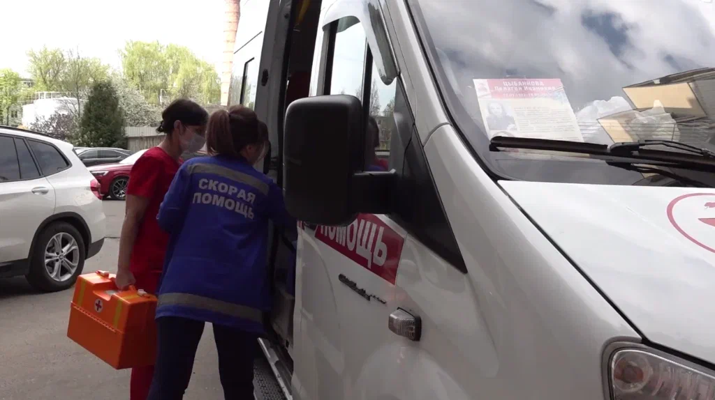 В Брянске попавшего в ДТП байкера увезли на скорой в больницу