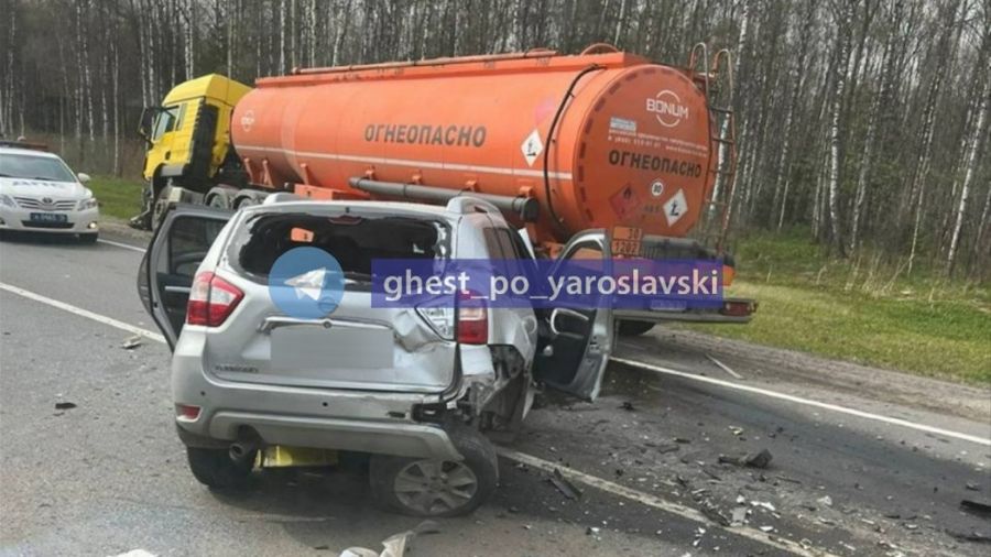 В ДТП с бензовозом и кроссовером под Ярославлем погибли два человека