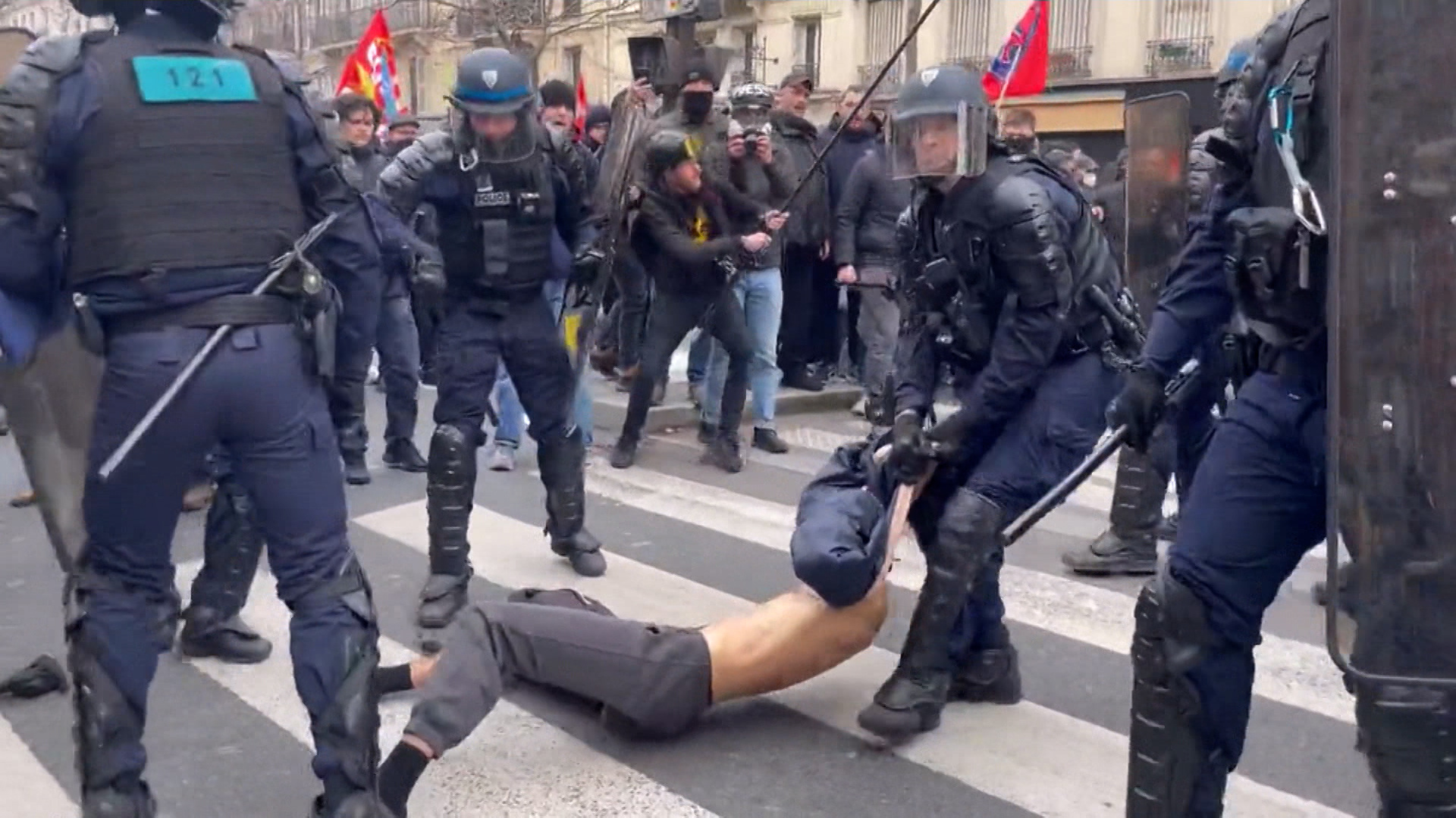Французским протестующим разбивали головы и жгли глаза газом