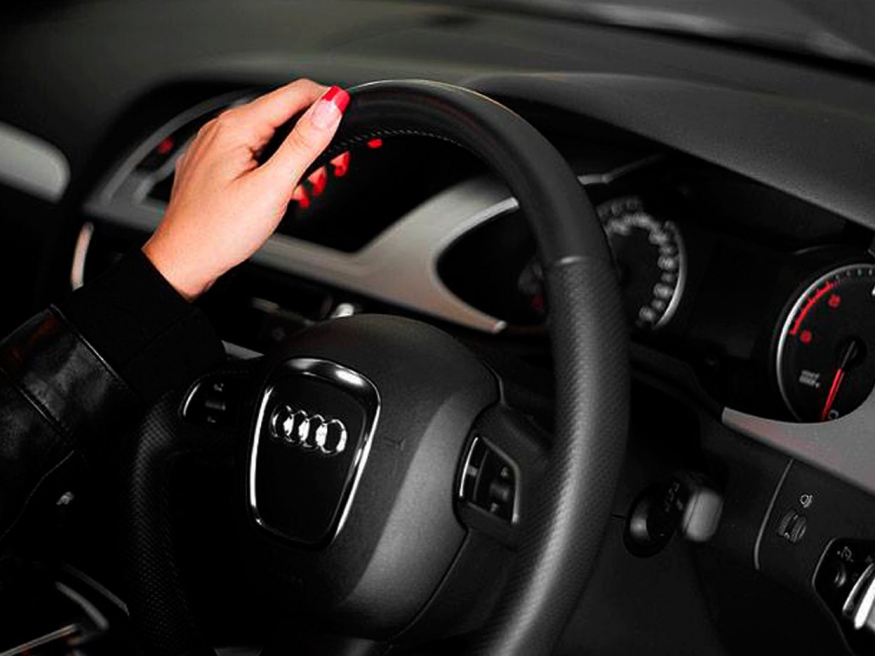 Девушка за рулем Audi