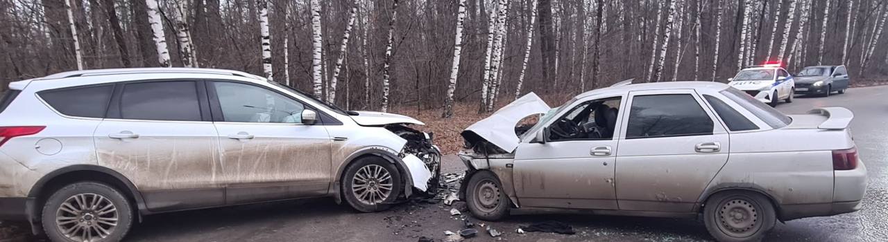 Водитель и два пассажира ВАЗа пострадали в лобовом ДТП с Фордом в Липецке