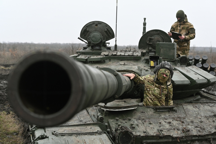 Важное преимущество Российской армии — неспособность ВСУ равномерно укреплять всю линию фронта из-за нехватки резервов. Это позволяет, определив 2–3 перспективных направления для главного удара и несколько отвлекающих участков, вынудить противника ослабить определенные участки