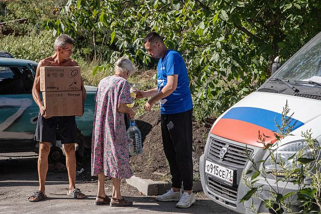 Раздача гуманитарной помощи в Мариуполе