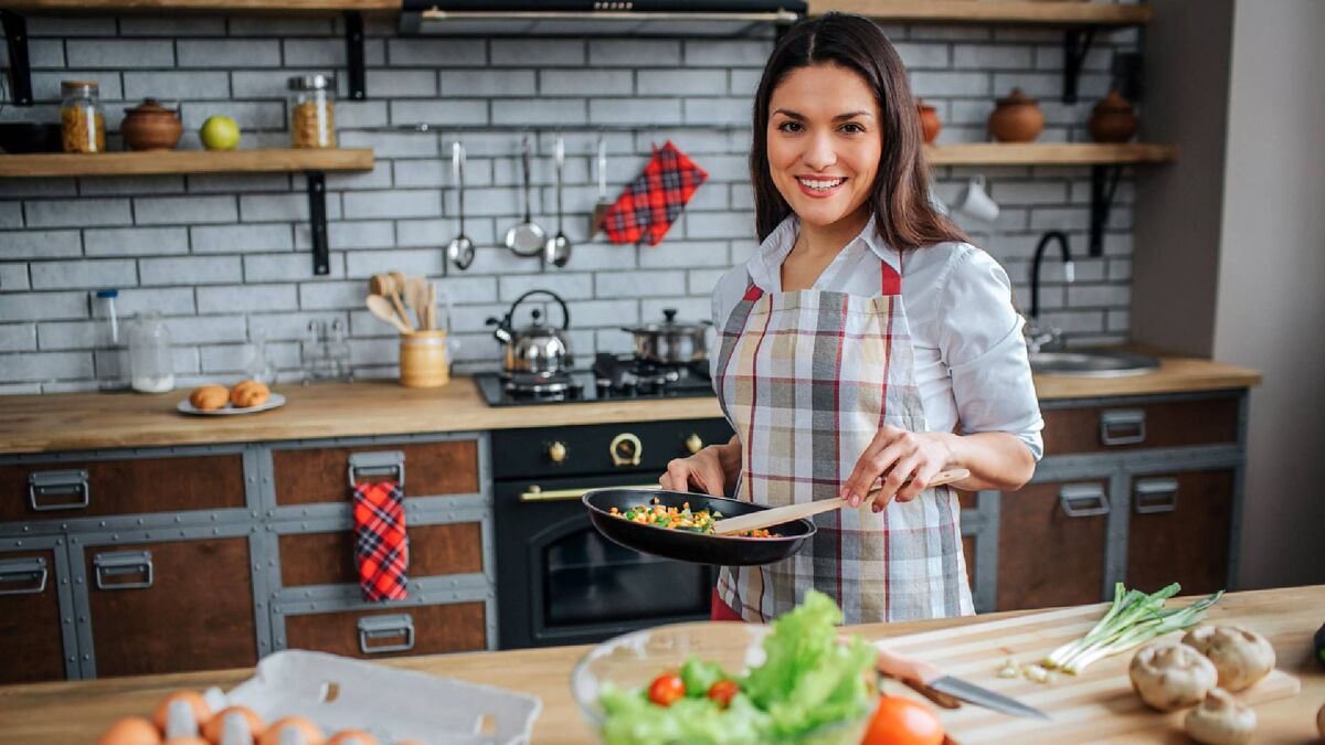 рецепты которые должна знать каждая хозяйка. стойка женщины на кухне. советы опытной хозяйки. хитрость опытных хозяек. советы хозяйкам.