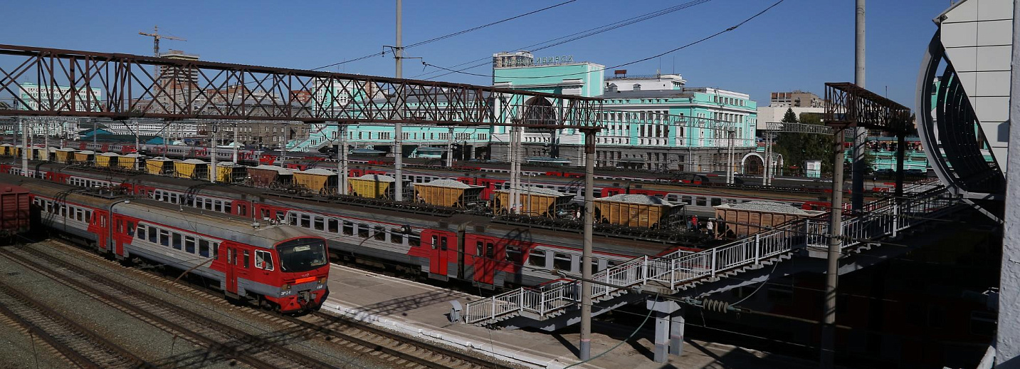 Поезд новокузнецк бишкек. РЖД Новокузнецк. Поезд Новокузнецк Новосибирск. Конев РЖД Новокузнецк. Путь электрички Новокузнецк Новосибирск.