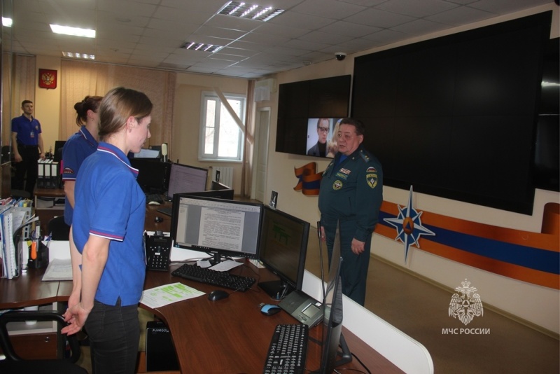 Заступивших дежурить в новогоднюю ночь пожарных и спасателей поздравил начальник Главного управления МЧС России по Хабаровскому краю