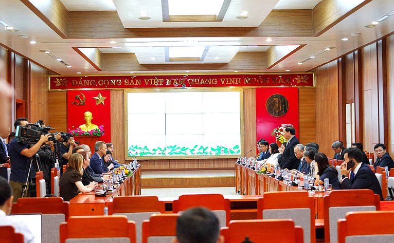 Делегация Совета Федерации во главе с первым заместителем Председателя СФ Андреем Яцкиным в рамках визита во Вьетнам встретились с руководством Народного комитета провинции Кханьхоа