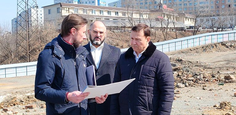 В ходе региональной недели Александр Ролик провел рабочие встречи и осмотрел ряд объектов во Владивостоке