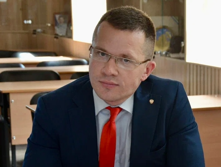 30 собак продолжают топить мочой соседей. Приставы ищут способ, как попасть в нехорошую квартиру на В. Дуброве