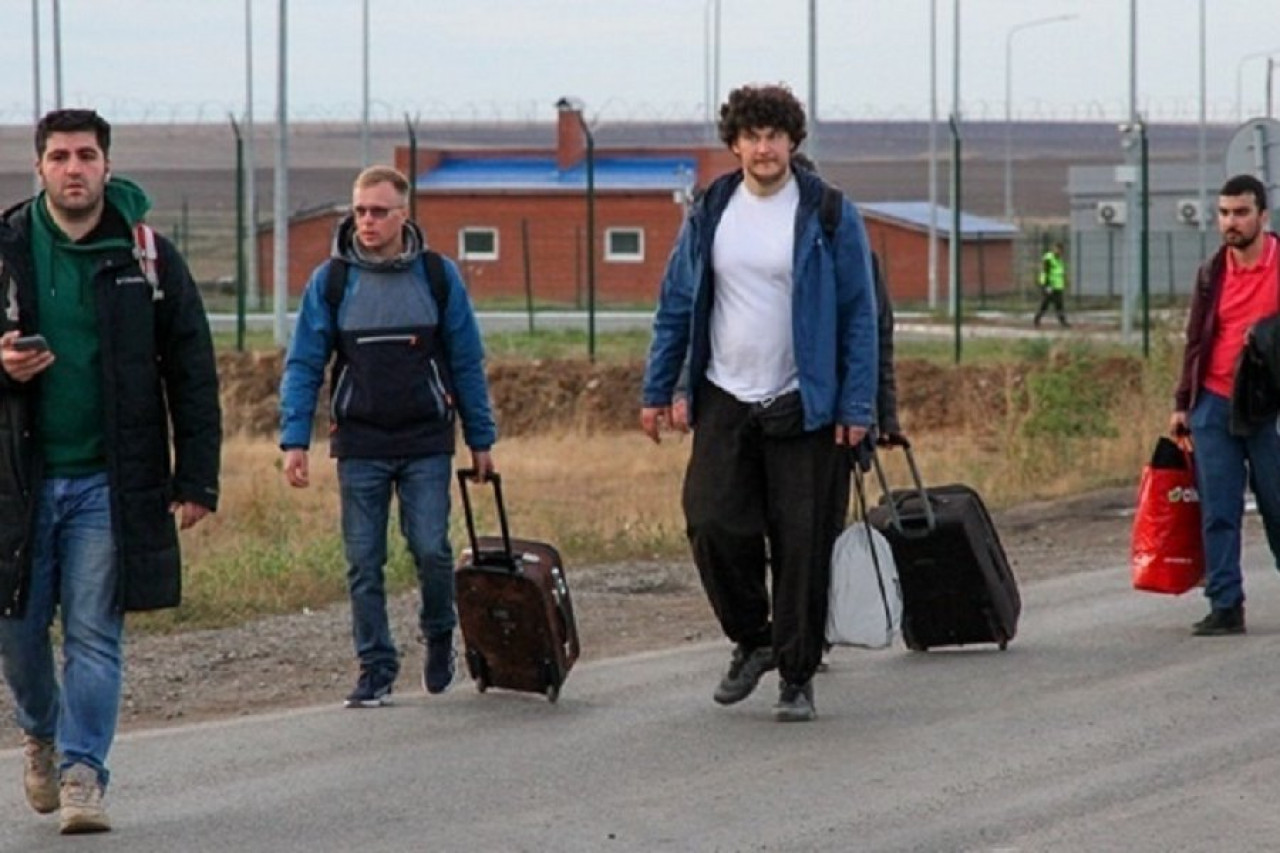 Релоканты вернулись. Мигранты в России. Сбежавшие россияне. Россияне. Россияне в Армении.