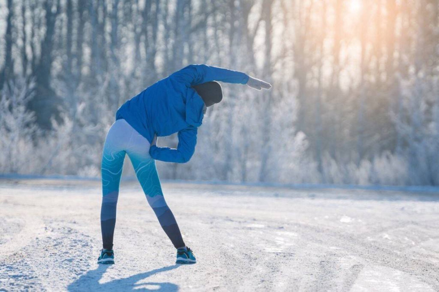 Do sport the winter. Бег зимой. Зимняя пробежка. Спортивный образ жизни зима. Разминка зимой.