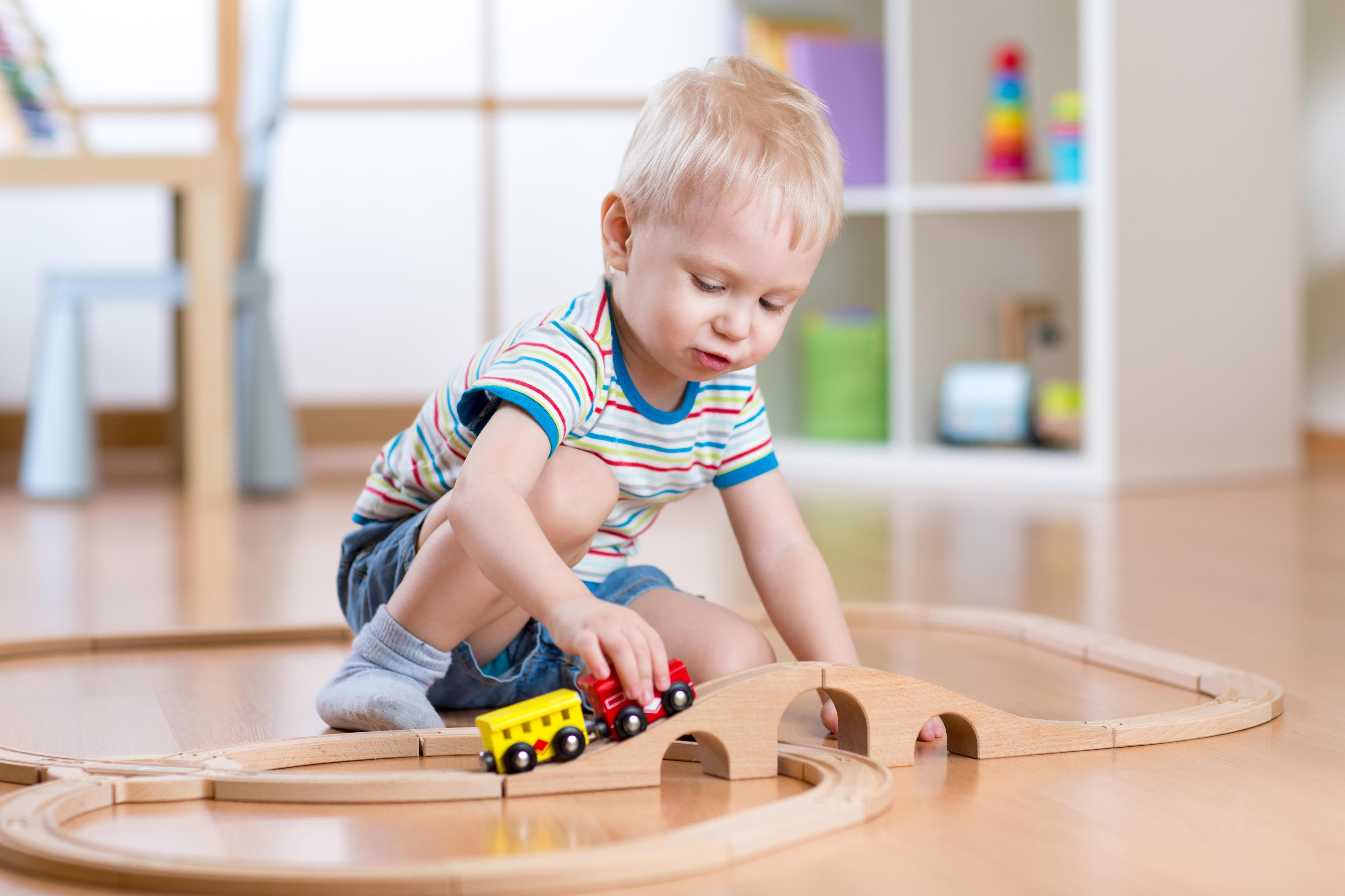 Boy little toys. Ребенок играющий в игрушки. Опасные для ребенка предметы фото. Игрушечная гитара для детей. Игрушка, чтобы ребёнок мог её дергать.