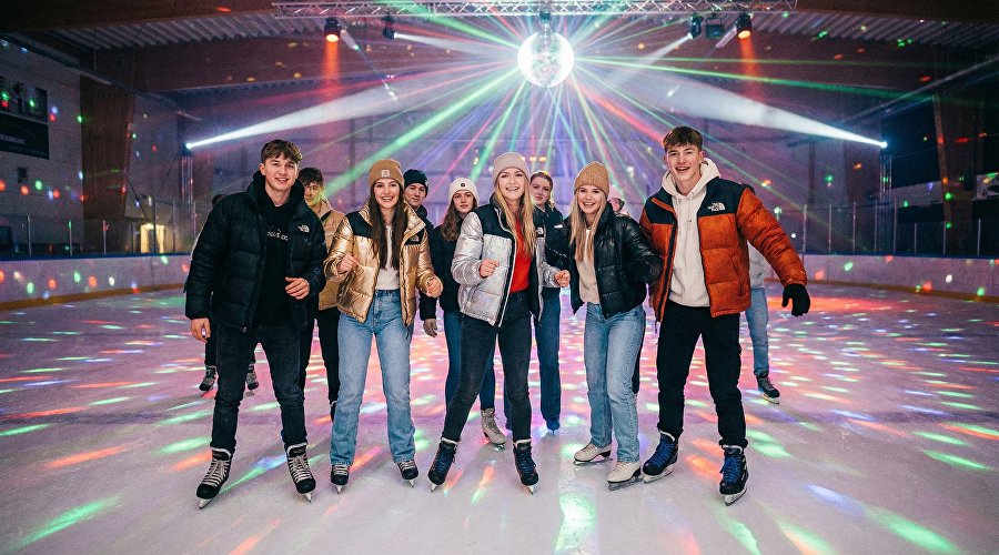 Молодёжь на ледовом катке