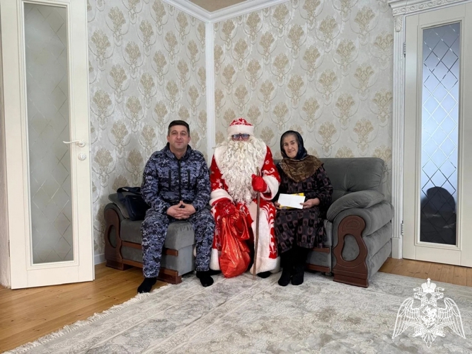В Дагестане росгвардейцы поздравили семьи погибших коллег с наступающим Новым годом
