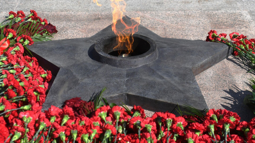 В Свердловской области женщина потушила пламя на мемориале «Вечный огонь»