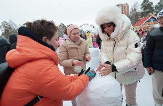 Губернатор Челябинской области Алексей Текслер вместе с супругой Ириной принял участие в благотворительной акции «Снеговики-добряки»