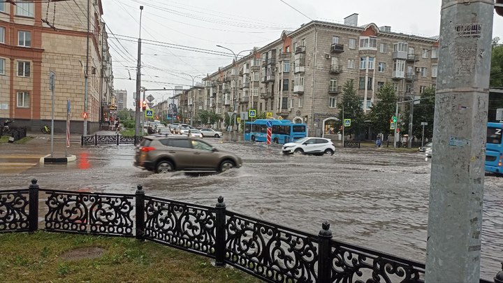 Улицы Новокузнецка ушли под воду из-за сильного ливня