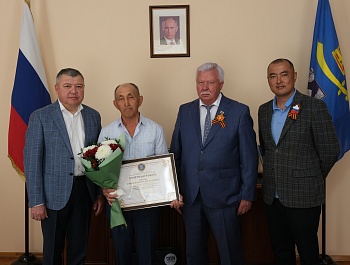 Красноярского фермера поздравили с юбилейным днем рождения