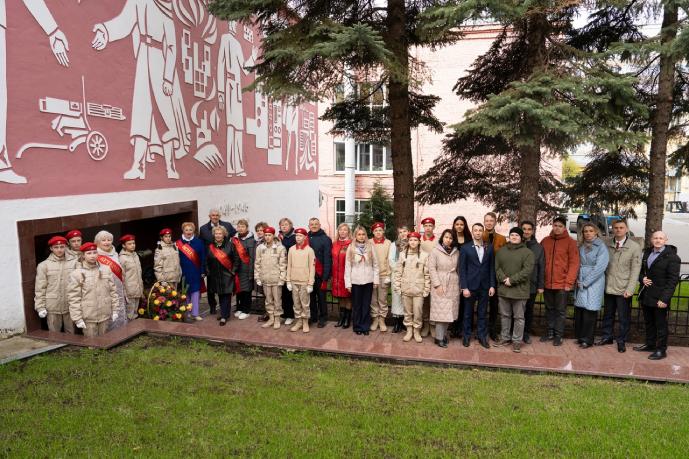 отряд Юнармии «Молодая гвардия «Аксион», молодёжная комиссия и ветераны возложили цветы к памятнику пулемёту «Максим»