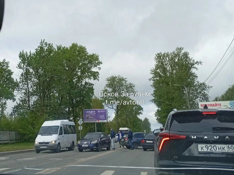  На перекрёстке Рижского проспекта и улицы Западной в Пскове произошло ДТП