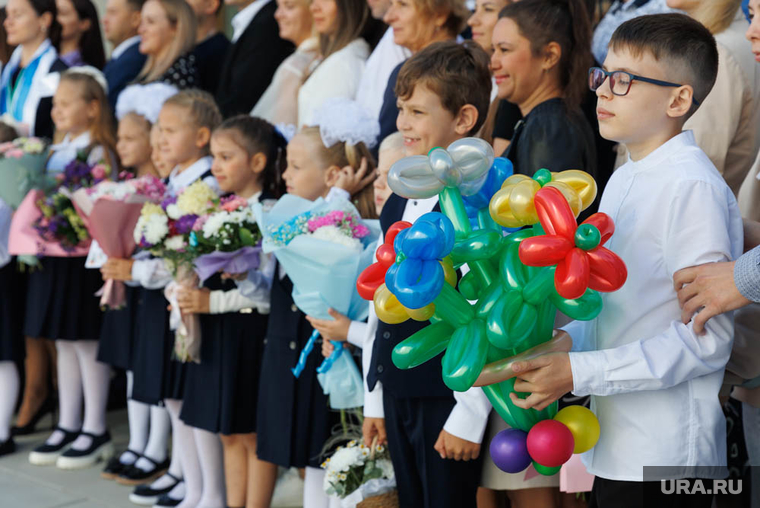 Россия. Екатеринбург. Торжественная линейка, посвященная Дню знаний (1 сентября) в Губернаторском лицее.