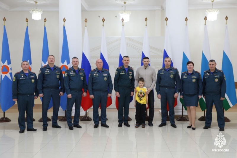 Хоккейная команда Уральского института ГПС МЧС России встретилась с олимпийским чемпионом