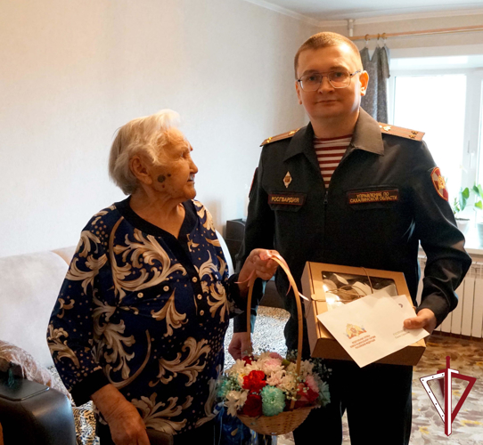 В Южно-Сахалинске росгвардейцы поздравили ветерана с Днём Победы
