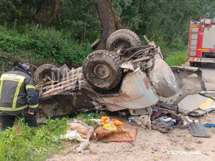 Автомобиль опрокинулся на дороге (ФОТО)